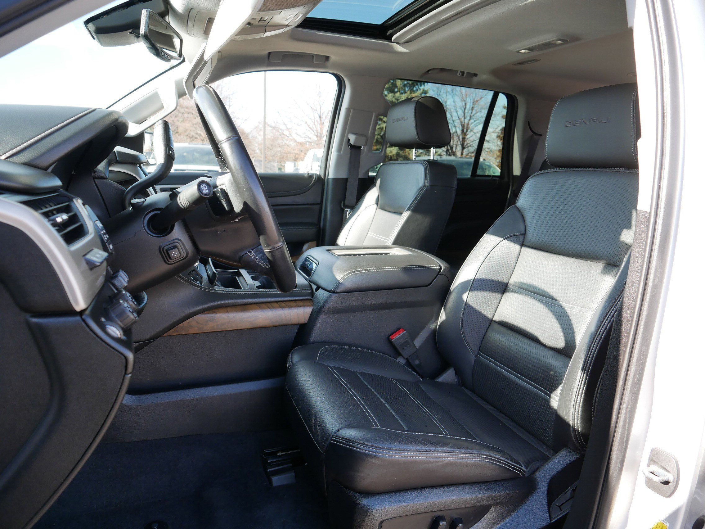 Used 2020 GMC Yukon Denali w/ Denali Premium Package image 35