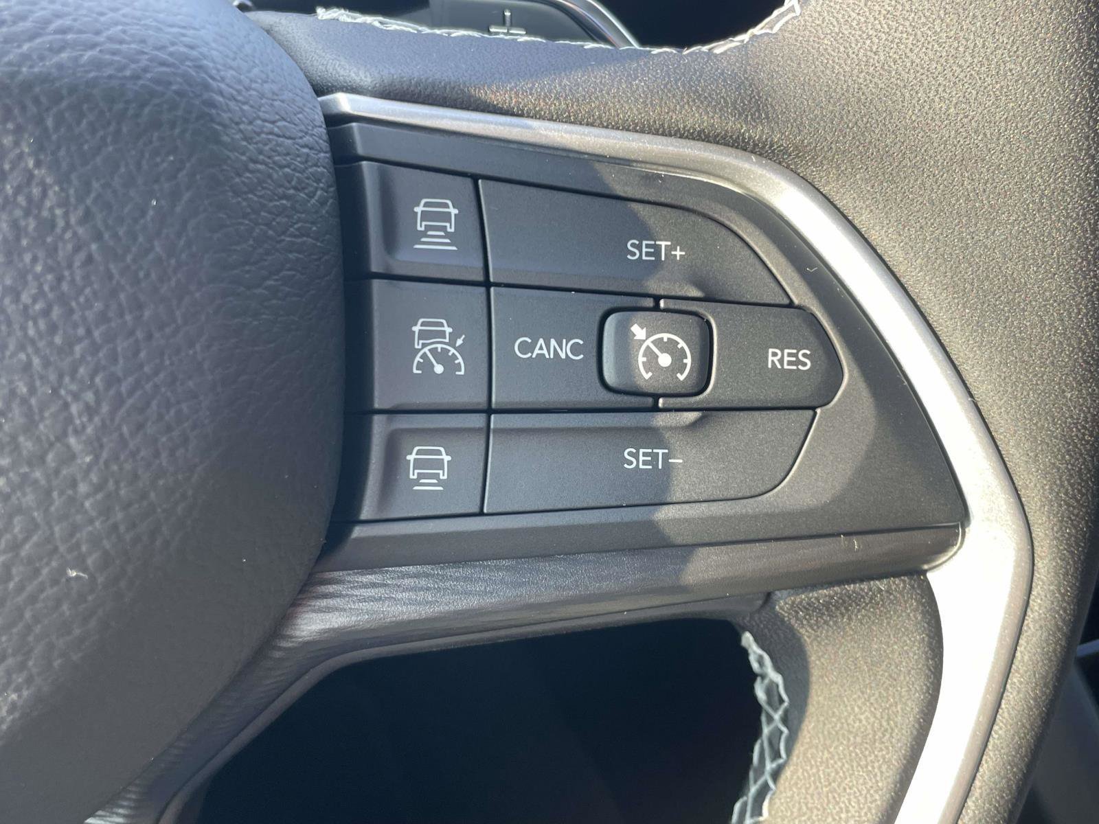 Used 2025 Jeep Grand Cherokee Altitude image 9