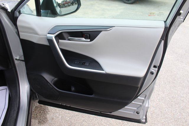 Used 2023 Toyota RAV4 Limited image 5