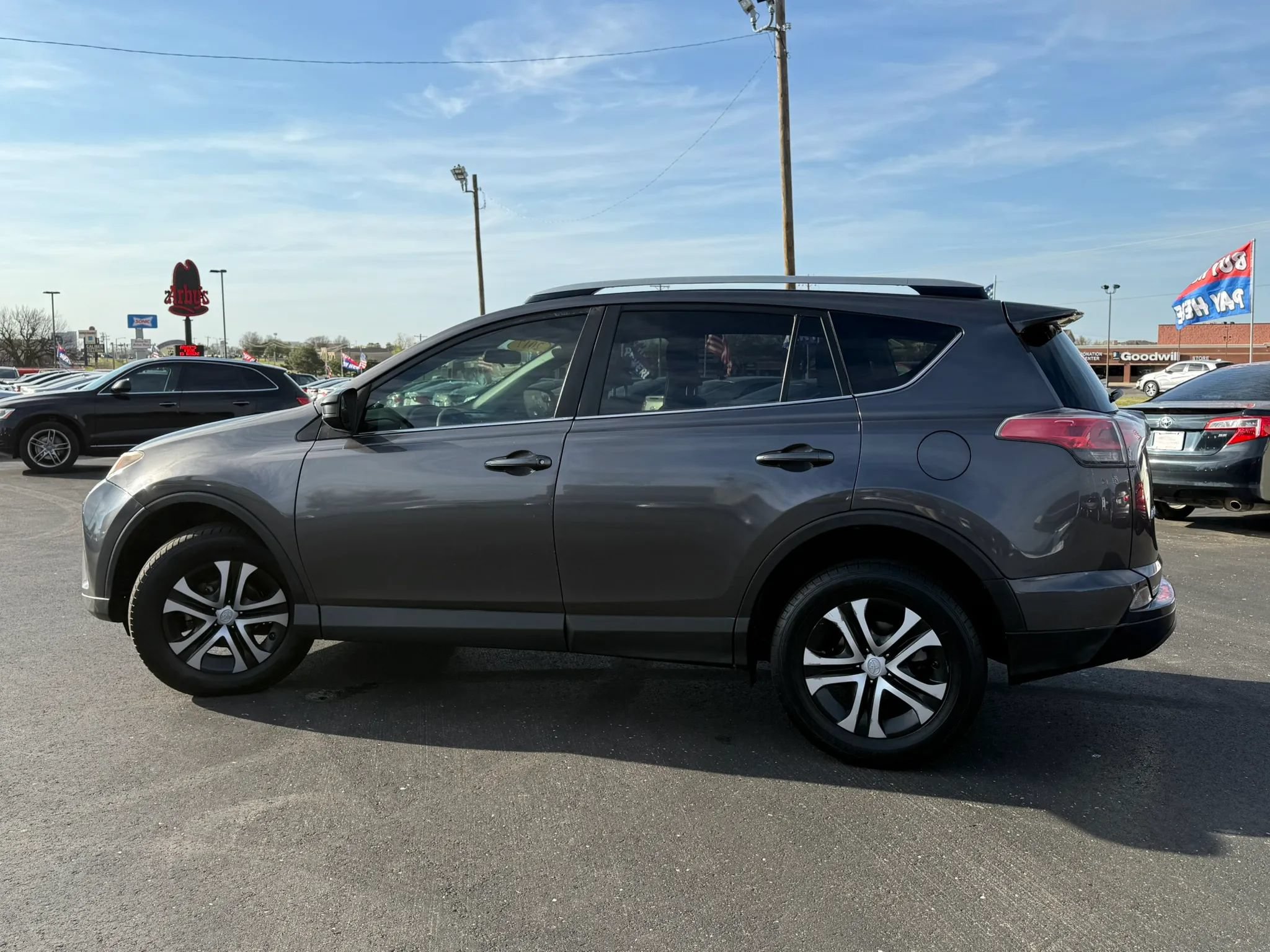 Used 2017 Toyota RAV4 LE FWD image 5