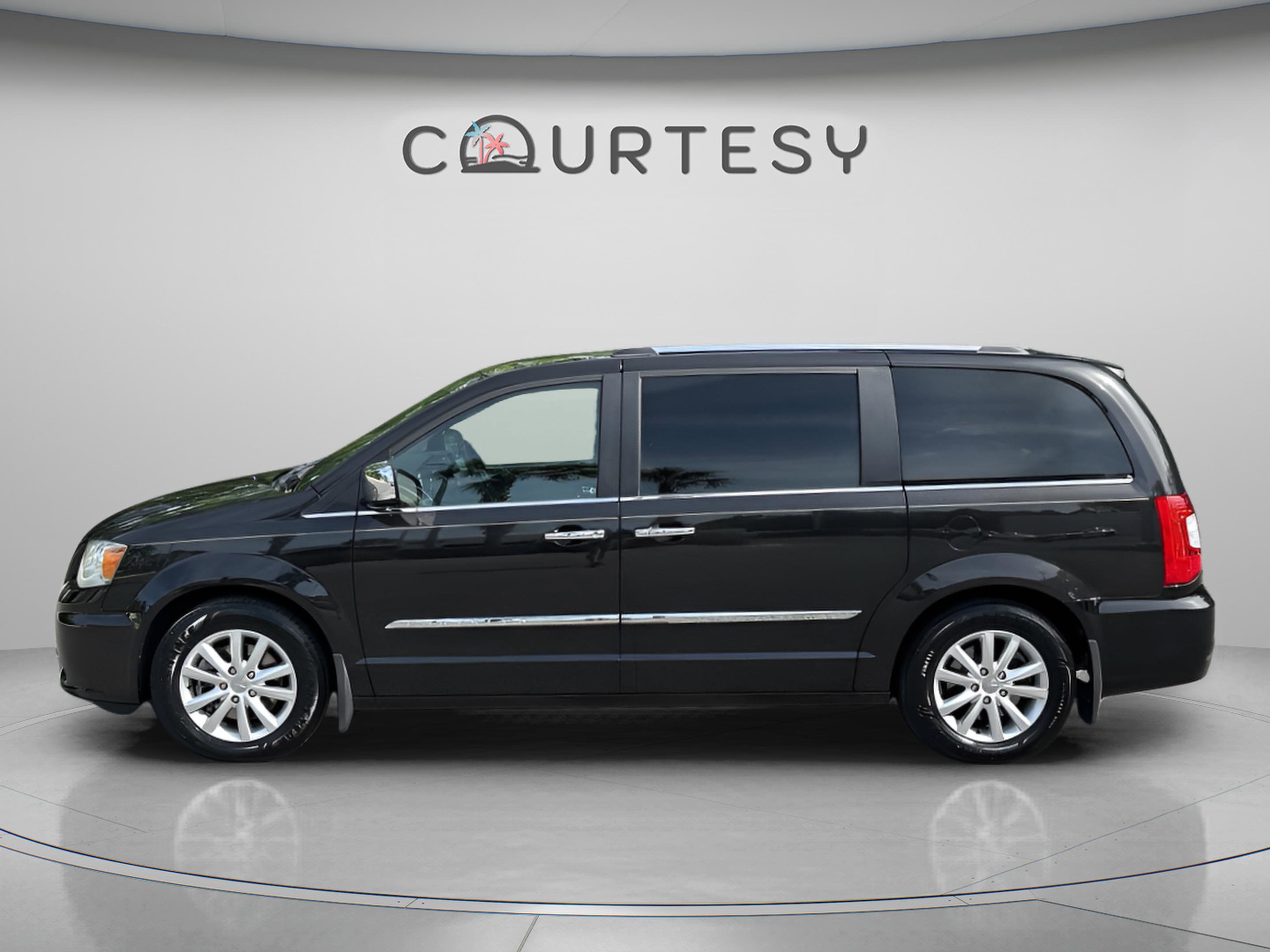 Used 2015 Chrysler Town & Country Limited Platinum FWD image 2
