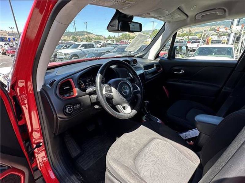 Used 2018 Jeep Renegade Trailhawk w/ UConnect 8.4 Nav Group image 17