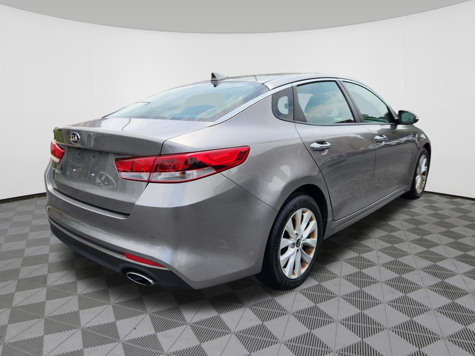 Used 2018 Kia Optima LX w/ 17" Alloy Wheels Package FWD image 4