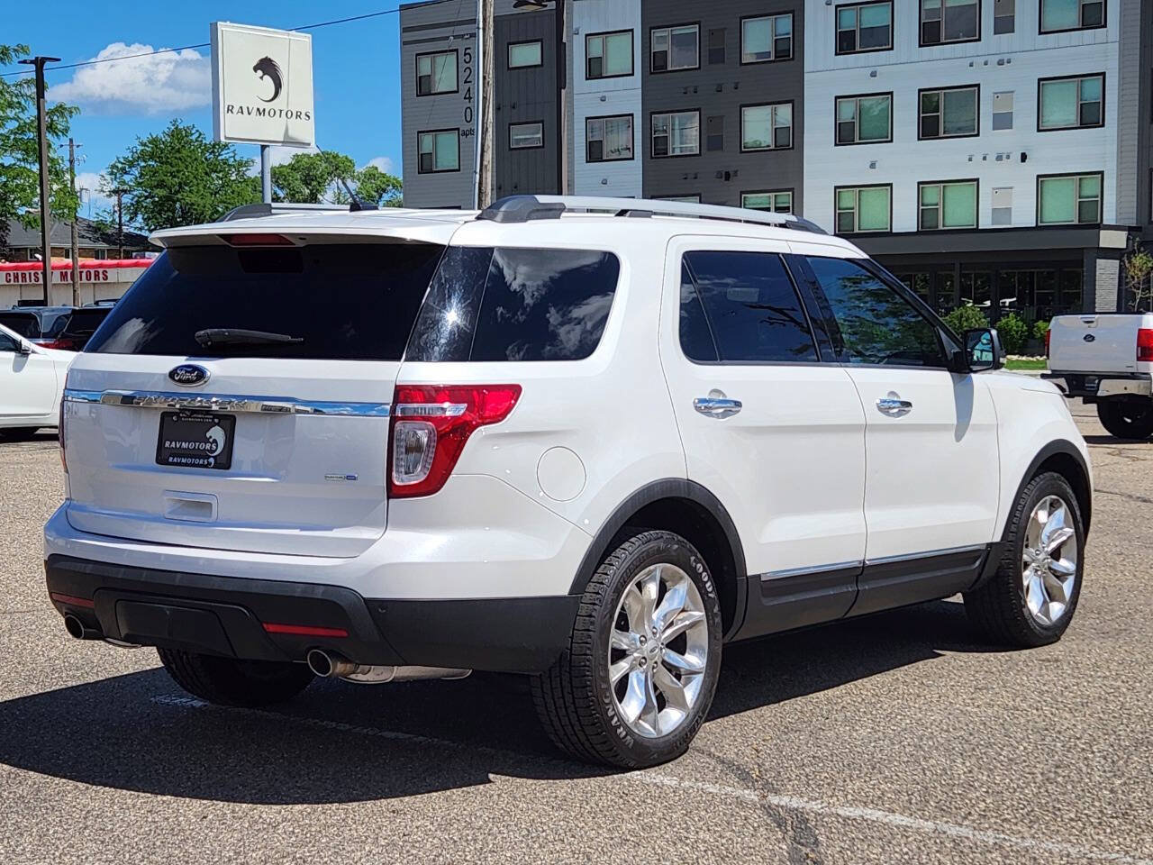 Used 2014 Ford Explorer XLT w/ Equipment Group 202A AWD/4WD image 11