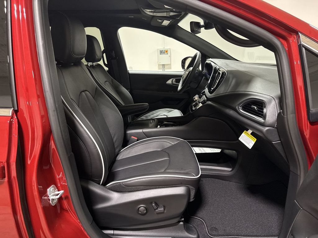 New 2026 Chrysler Pacifica Limited AWD/4WD image 23