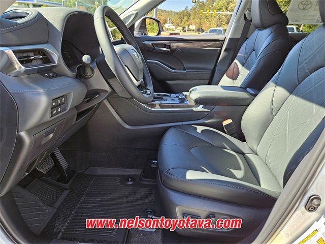New 2026 Toyota Highlander Platinum image 5