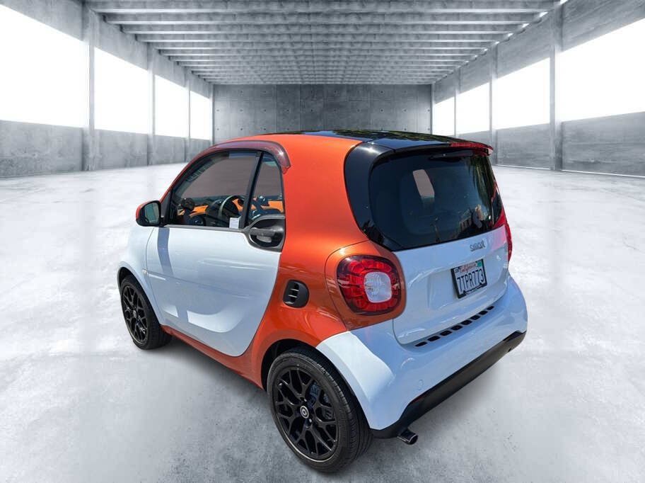 Used 2016 smart fortwo Proxy RWD image 4