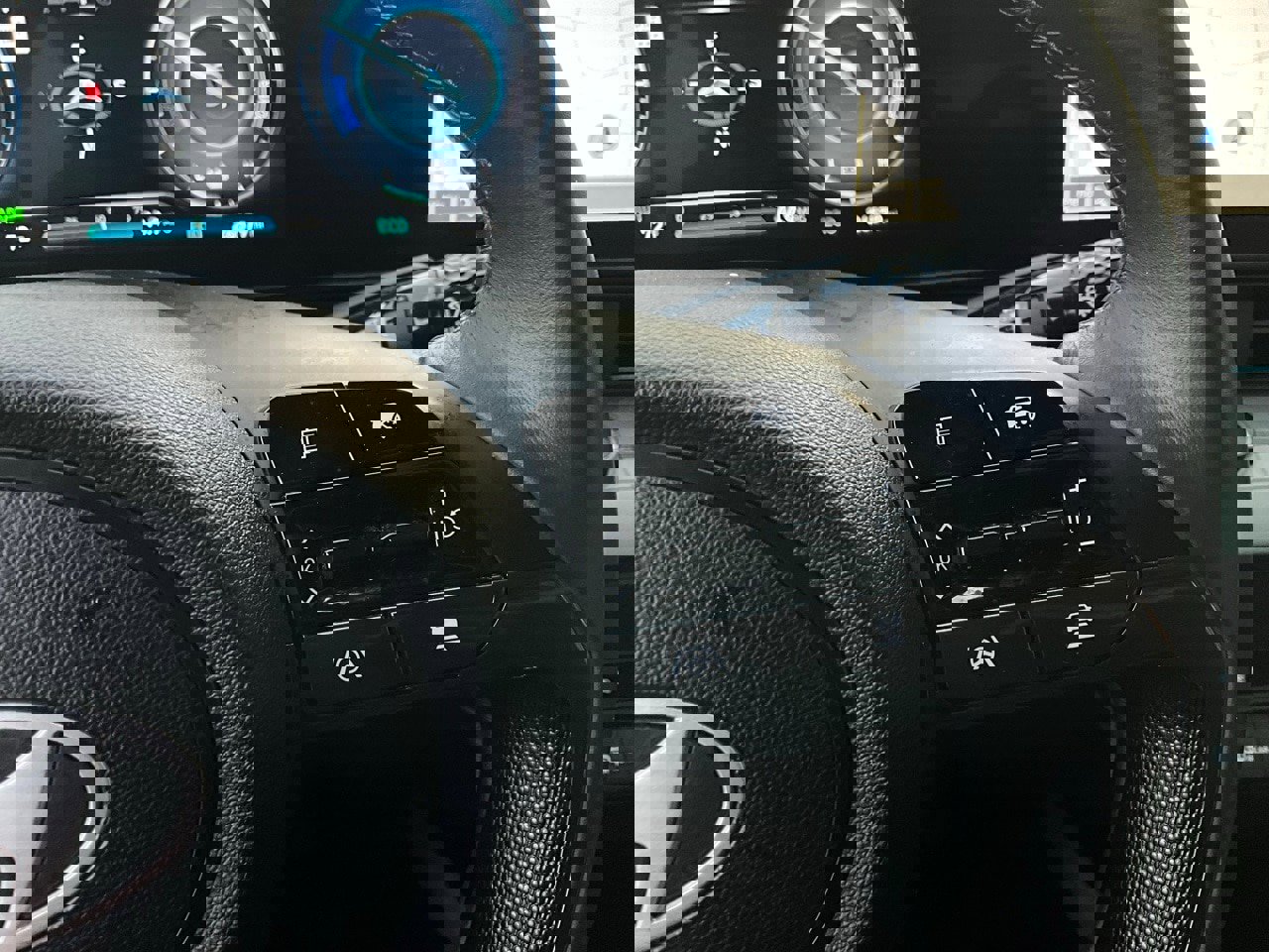 Used 2025 Hyundai Elantra Limited image 35