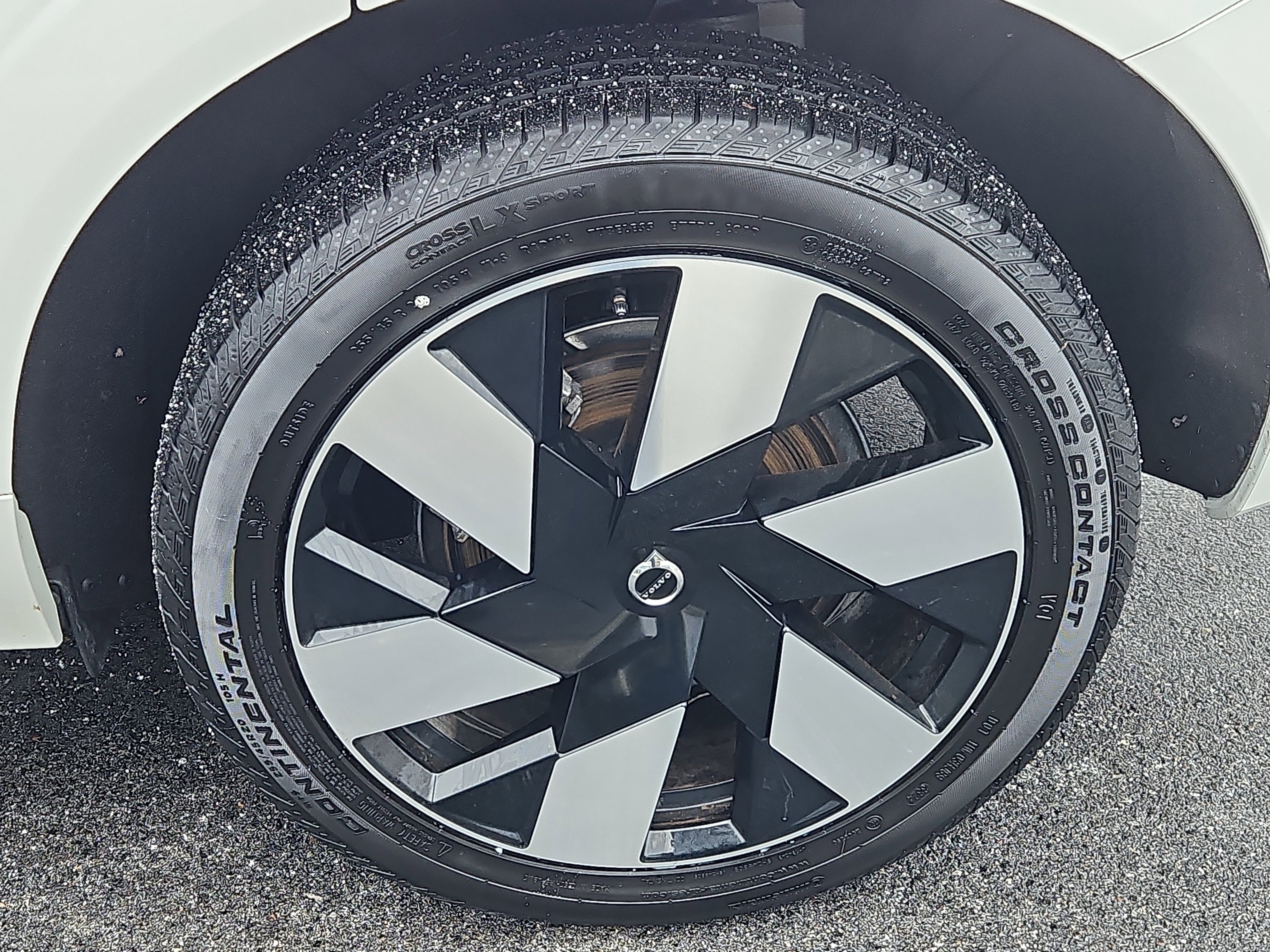 Used 2025 Volvo XC60 T8 Plus w/ Protection Package Premier image 30