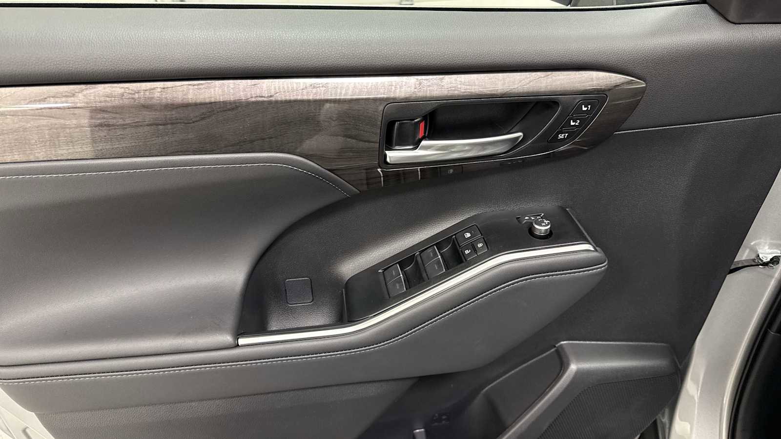 New 2025 Toyota Highlander Limited image 15