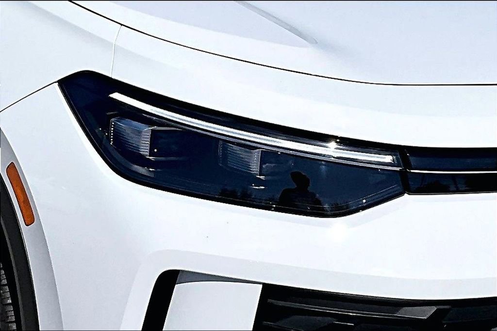 Certified 2025 Volkswagen Tiguan SE image 12