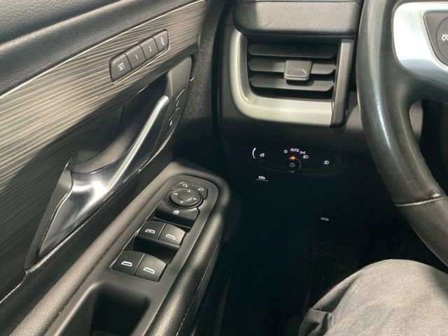 Used 2024 GMC Terrain SLT image 17