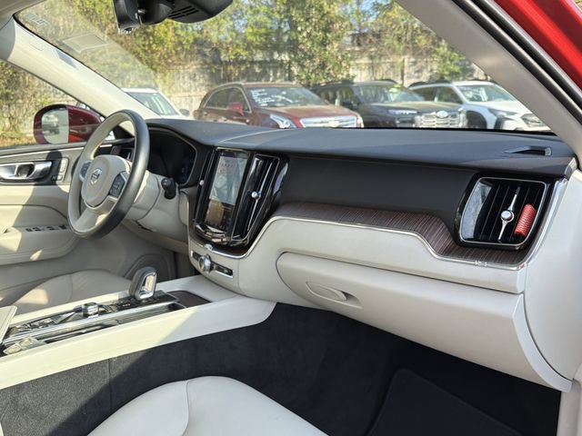 Used 2022 Volvo XC60 B5 Momentum image 20