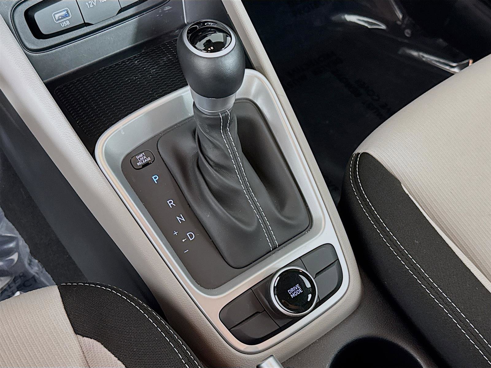 Certified 2025 Hyundai Venue SEL image 18