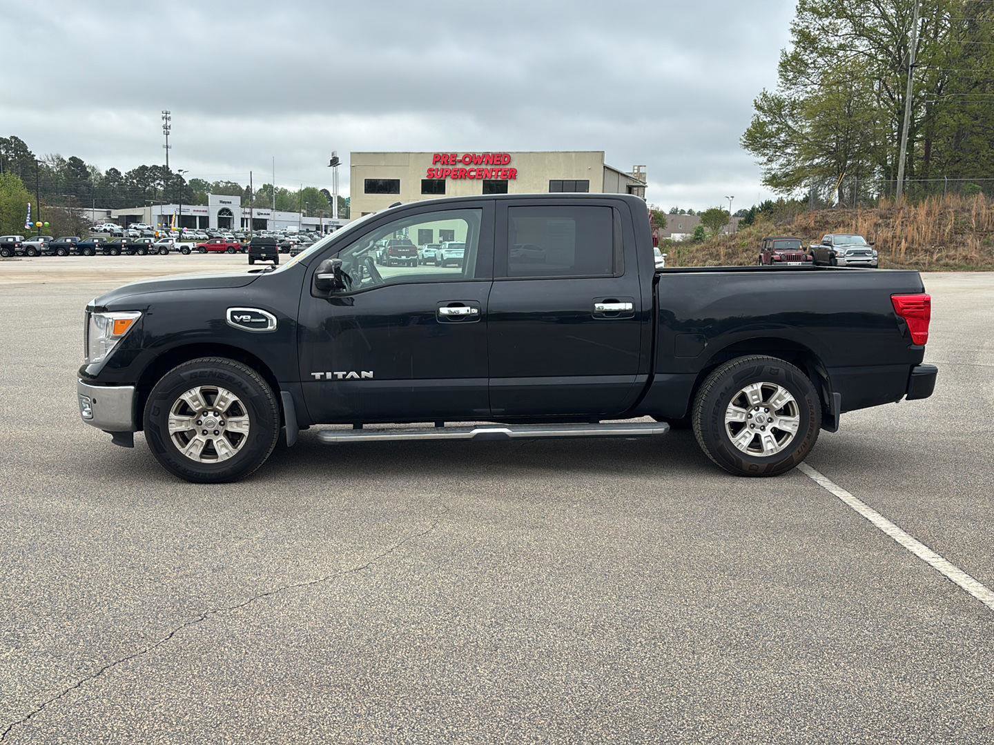 Used 2017 Nissan Titan SV image 6
