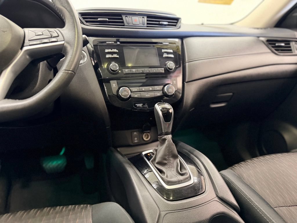 Used 2017 Nissan Rogue SV AWD/4WD image 16