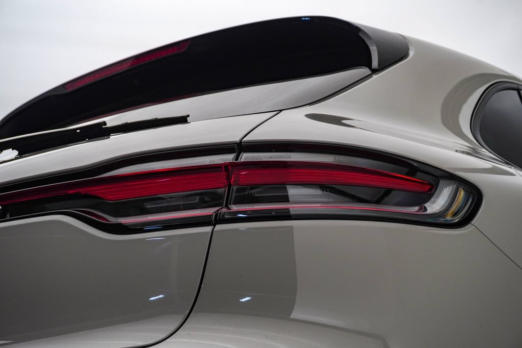 Certified 2024 Porsche Macan AWD/4WD image 12