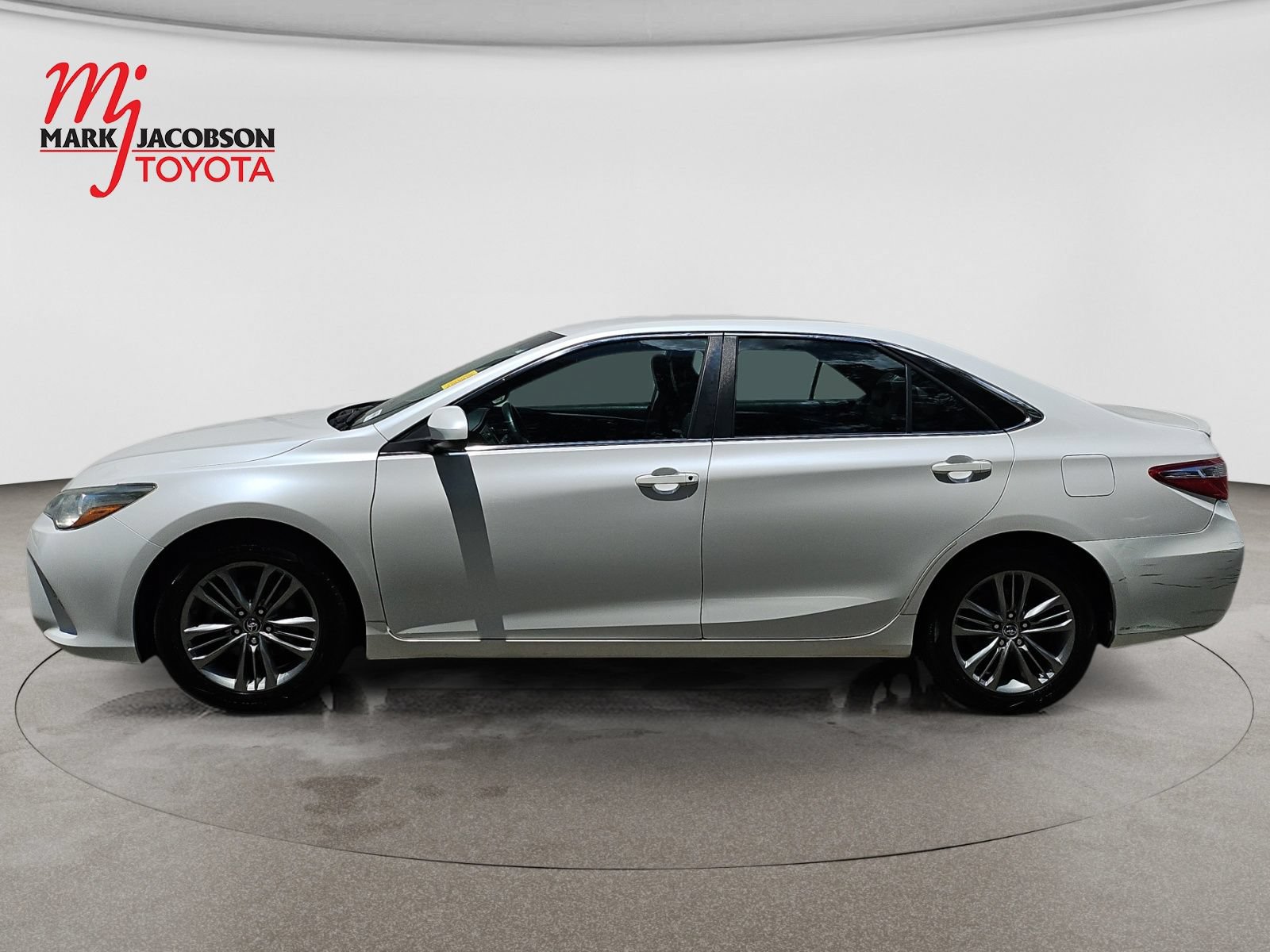 Used 2015 Toyota Camry SE FWD image 12