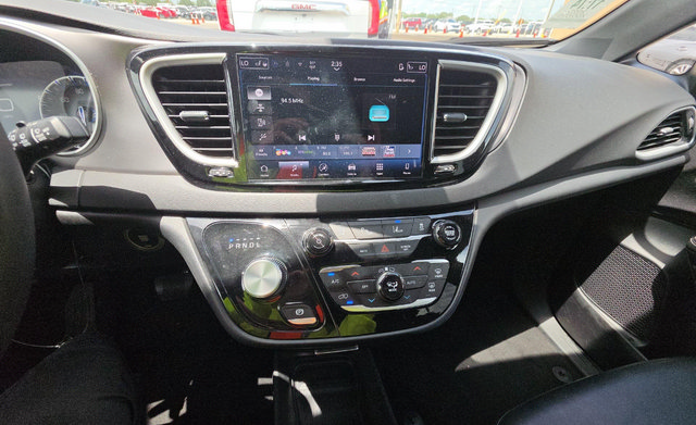 Used 2025 Chrysler Pacifica Select FWD image 7
