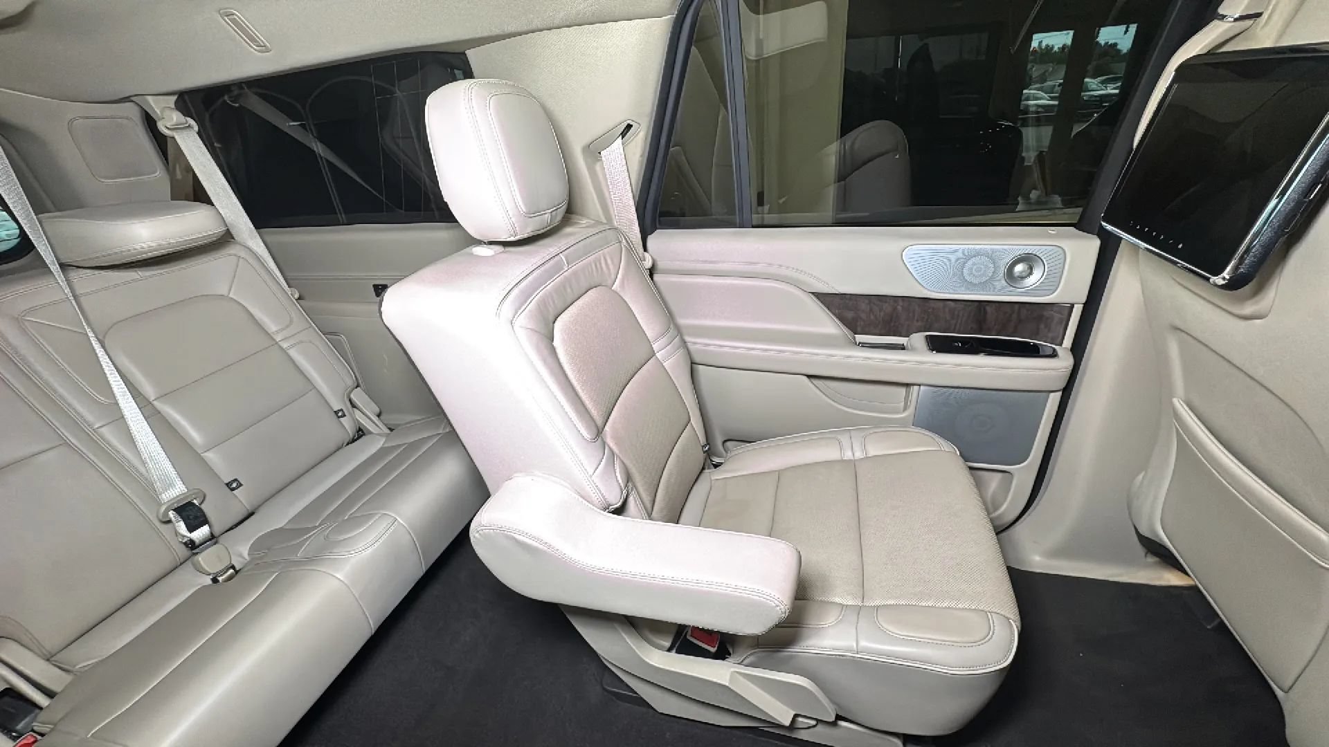 Used 2019 Lincoln Navigator L Reserve w/ Cargo Package AWD/4WD image 36