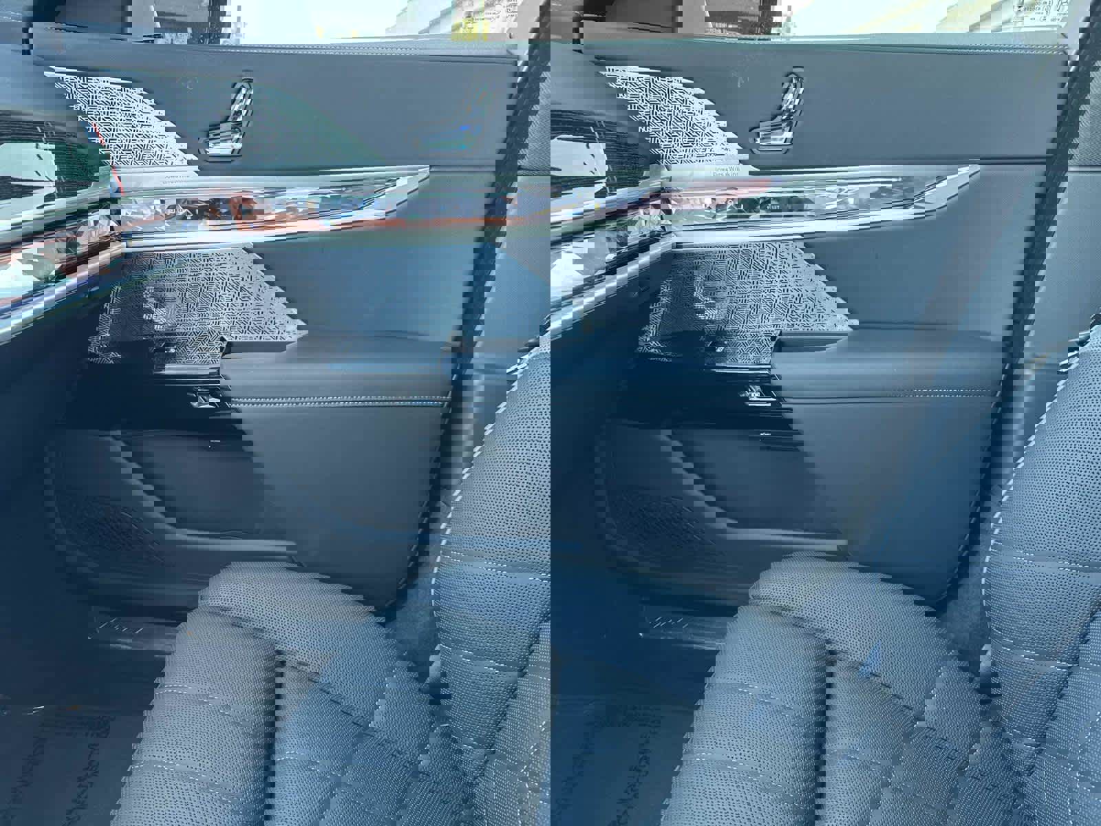 Certified 2025 BMW i7 eDrive50 w/ M Sport Package image 23