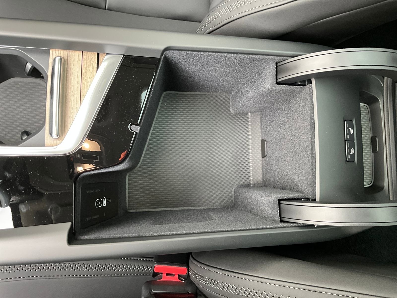 New 2026 Volvo XC60 B5 Plus w/ Protection Package Premier image 33