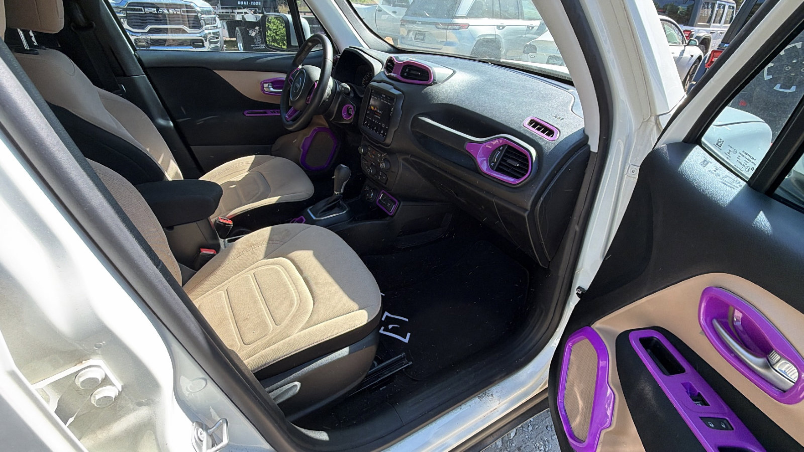 Used 2020 Jeep Renegade Latitude w/ UConnect 8.4 Nav Group AWD/4WD image 19