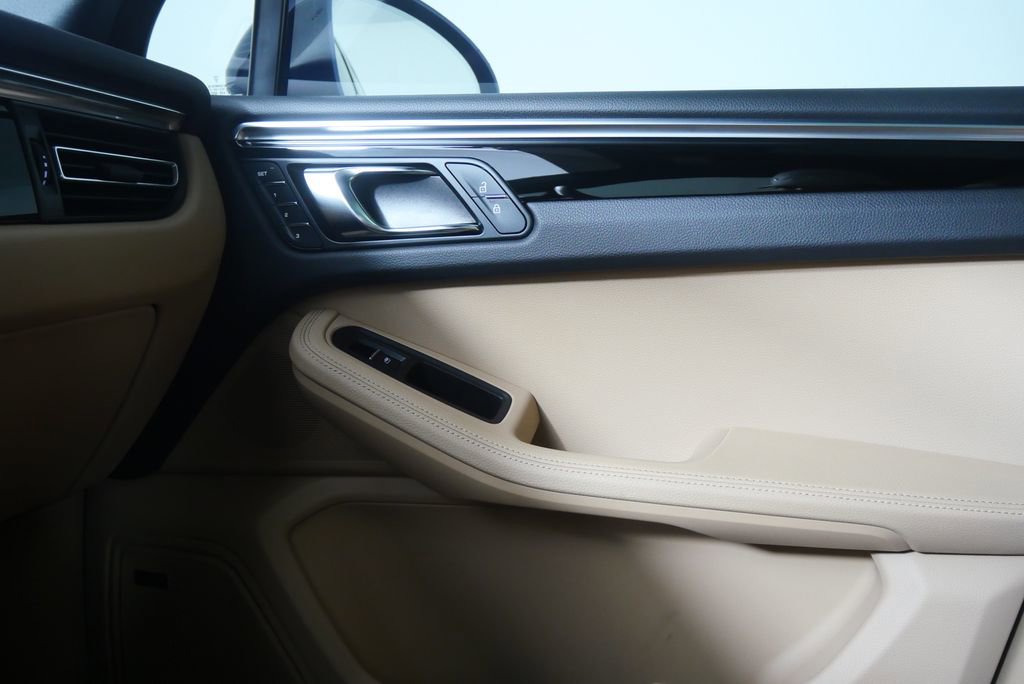 Used 2025 Porsche Macan image 29
