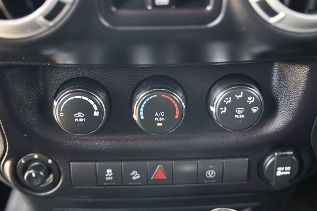 Used 2016 Jeep Wrangler Unlimited Rubicon w/ Connectivity Group AWD/4WD image 18