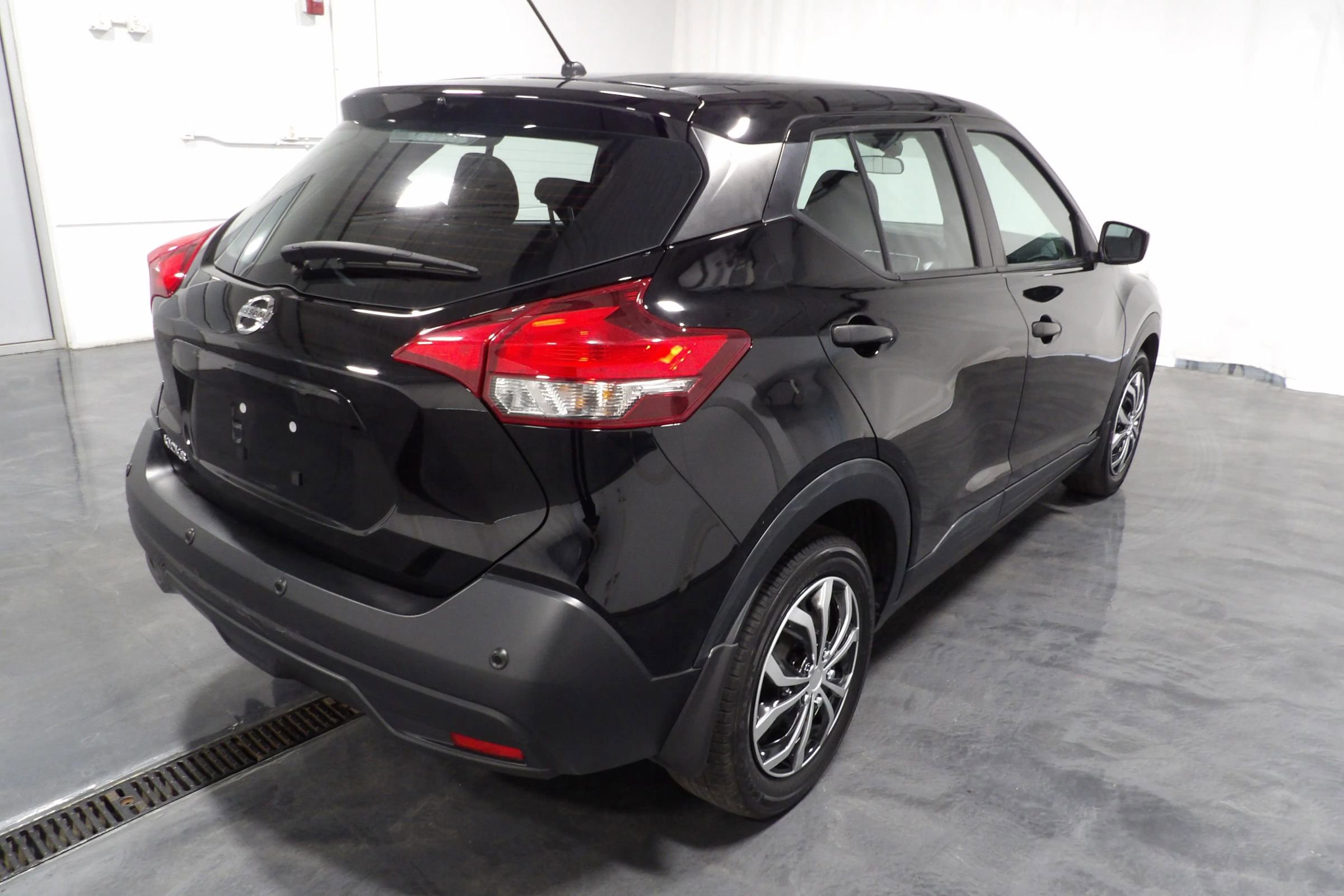 Used 2020 Nissan Kicks S image 4
