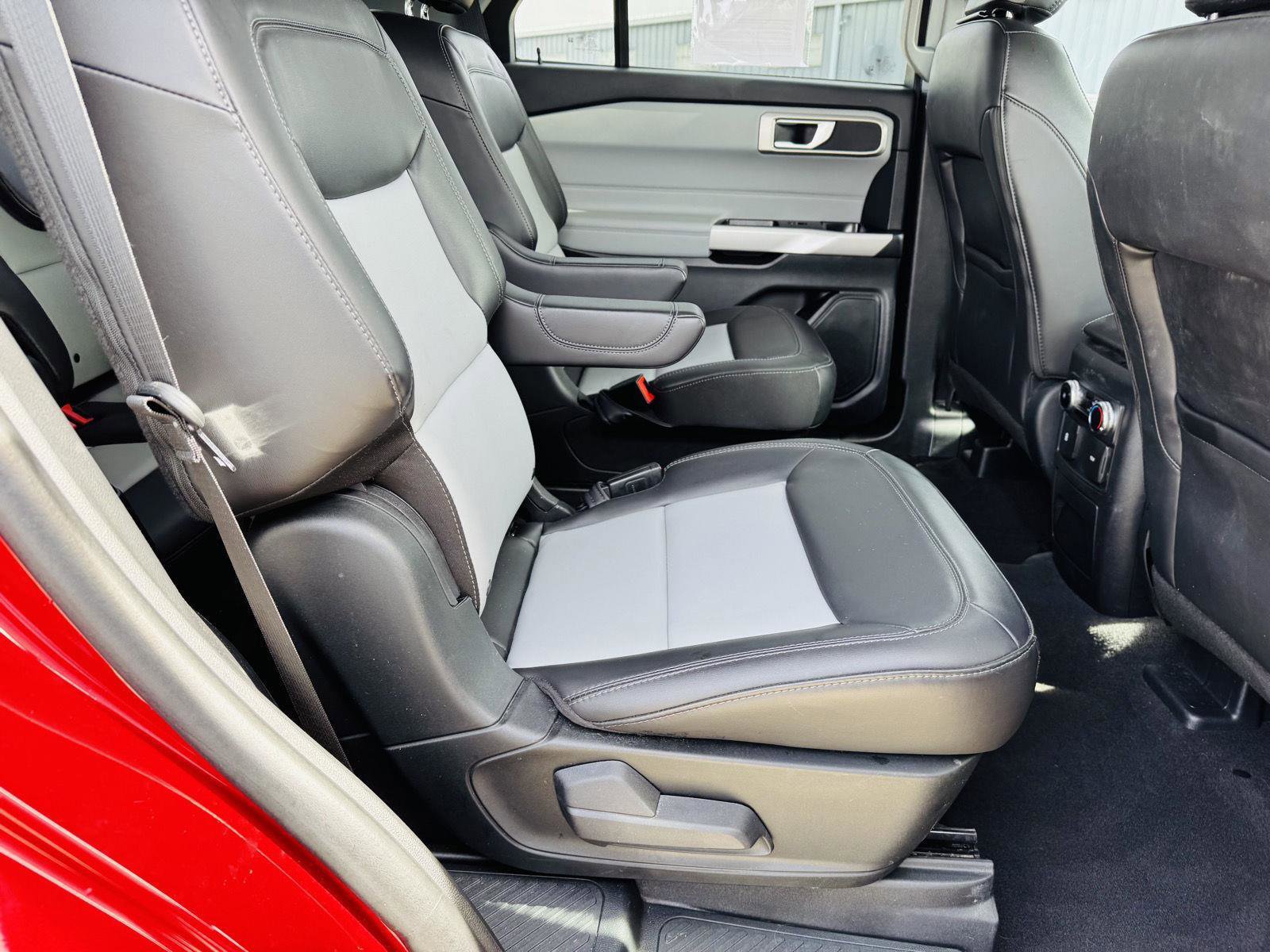 Used 2024 Ford Explorer XLT w/ Equipment Group 202A AWD/4WD image 33