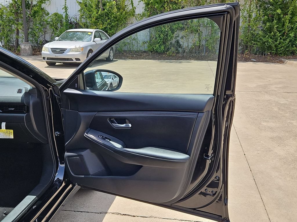 Used 2025 Nissan Sentra SV FWD image 33