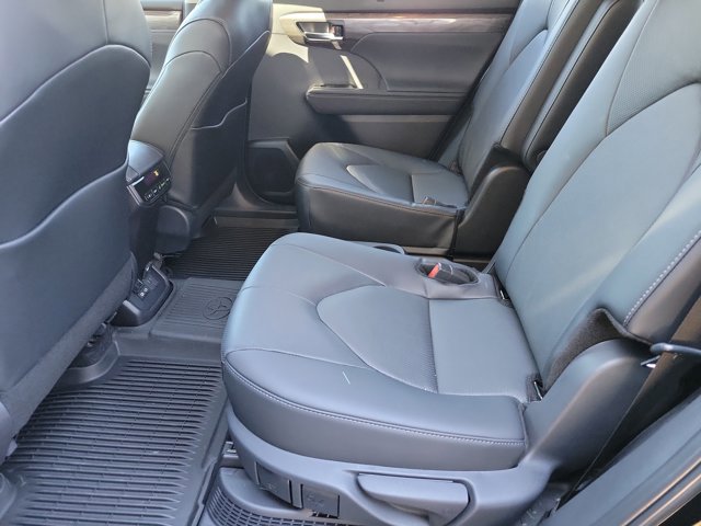 Used 2026 Toyota Highlander Limited image 10