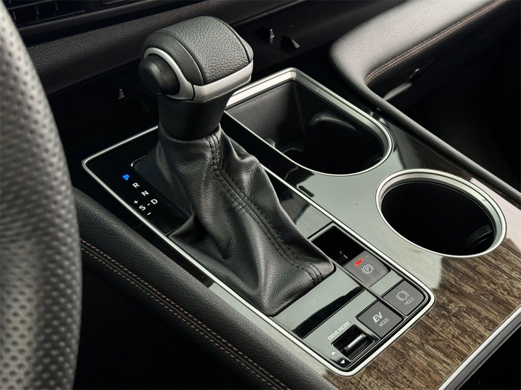 Certified 2025 Toyota Sienna Platinum image 24