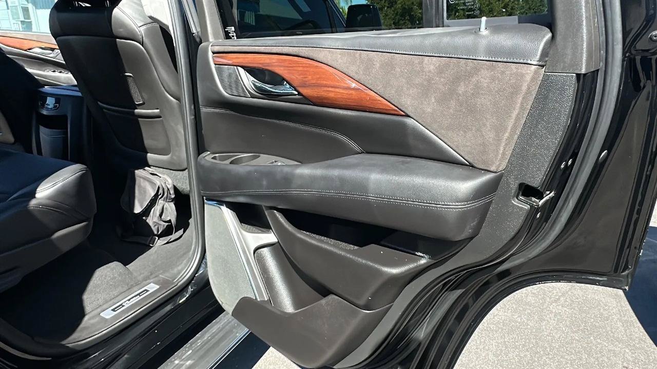 Used 2015 Cadillac Escalade Luxury AWD/4WD image 31