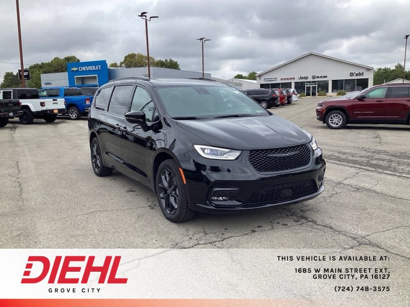 New 2026 Chrysler Pacifica Limited w/ S Appearance Package