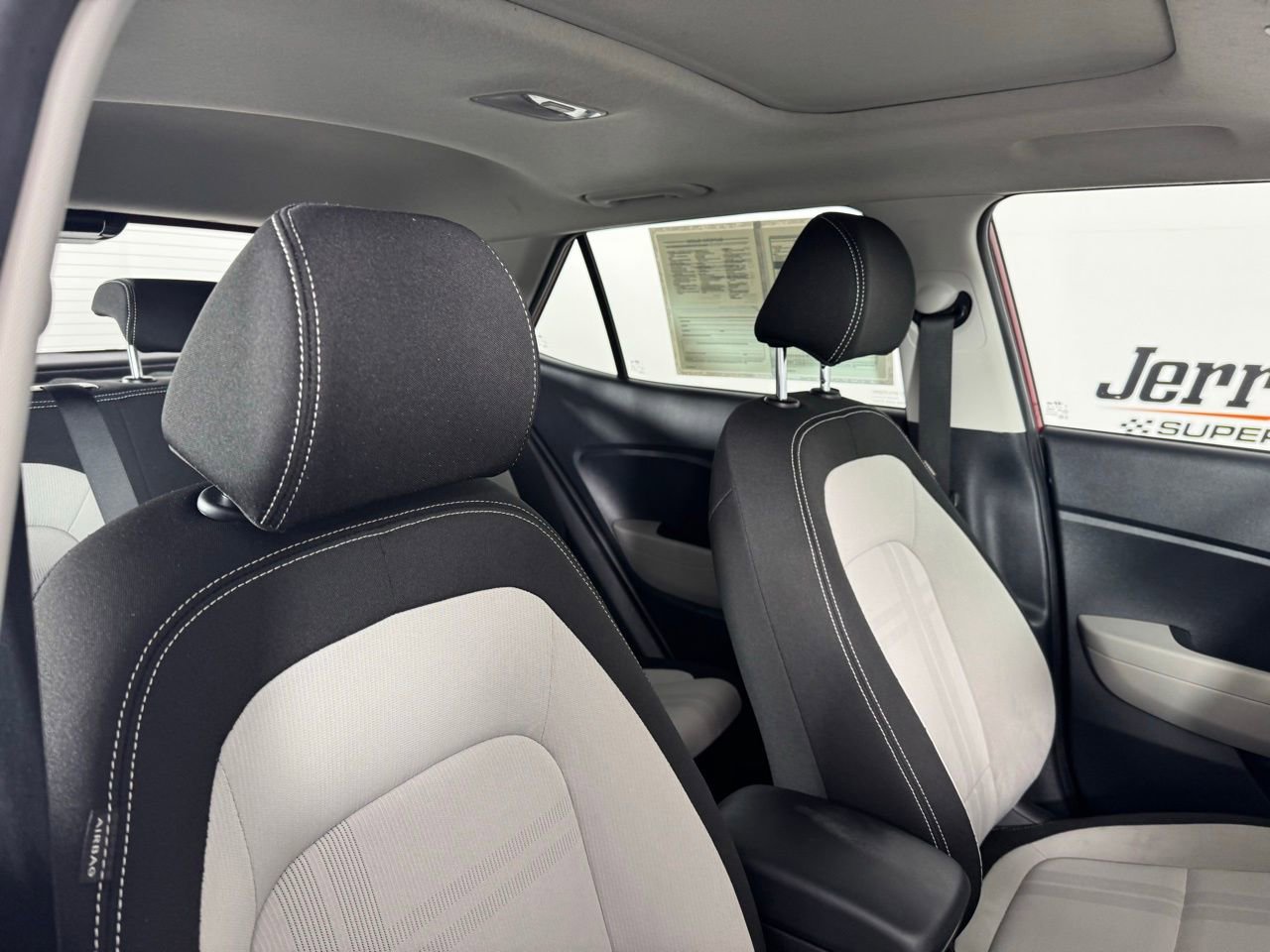 Used 2025 Hyundai Venue SEL image 32