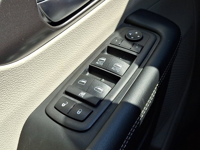 Certified 2024 Chrysler Pacifica Touring-L FWD image 31