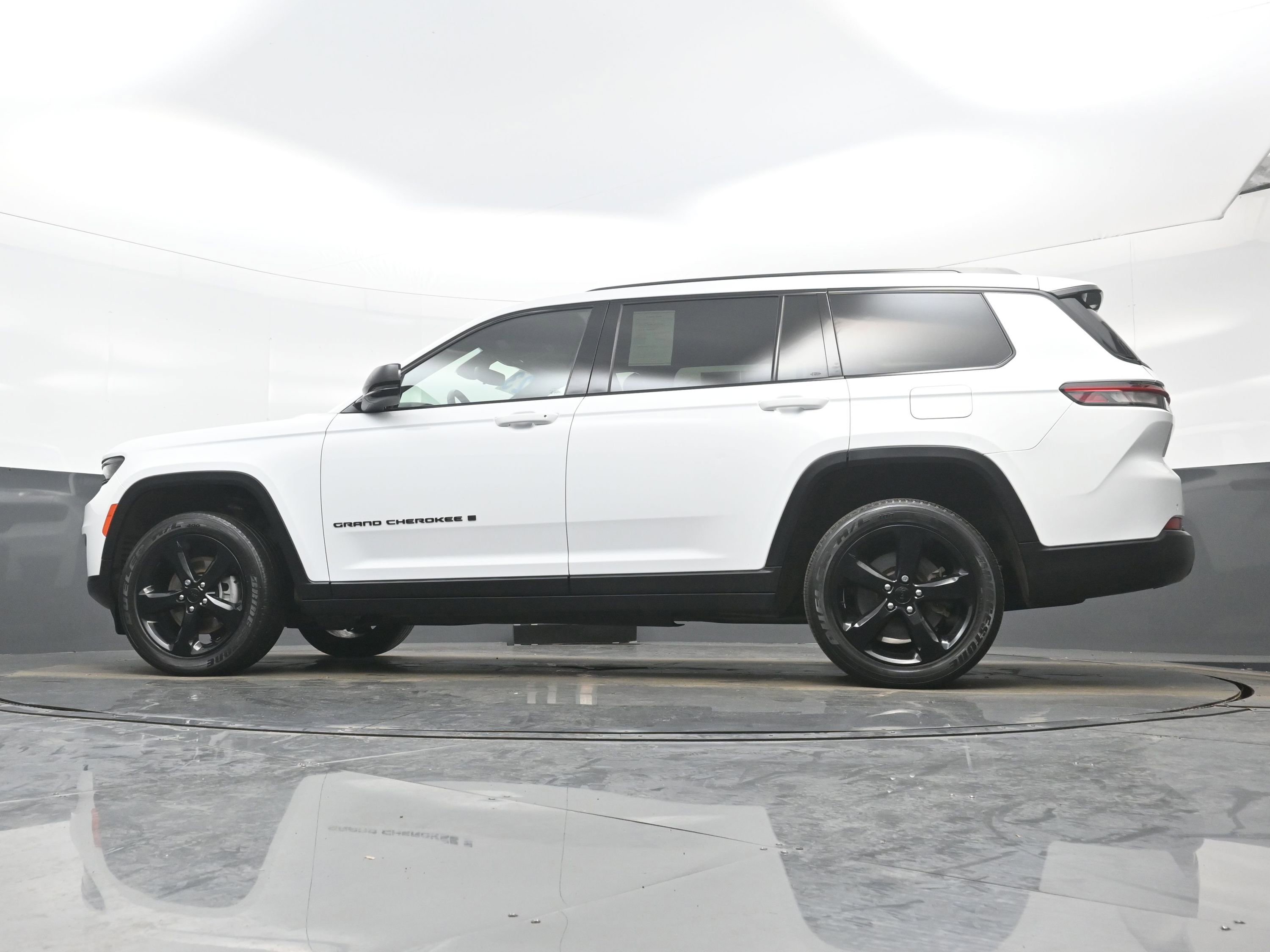Used 2023 Jeep Grand Cherokee L Laredo image 27