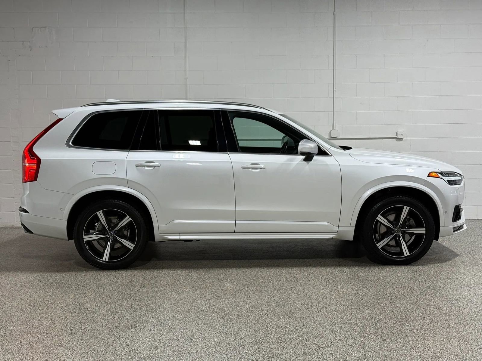 Used 2017 Volvo XC90 T6 R-Design w/ Vision Package AWD/4WD image 5