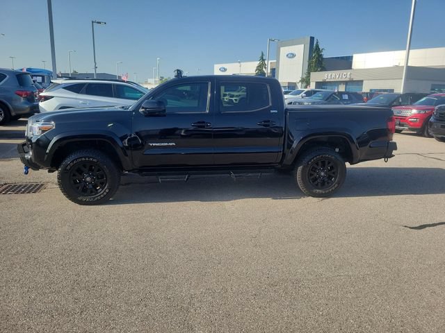 Used 2022 Toyota Tacoma SR5 AWD/4WD image 2
