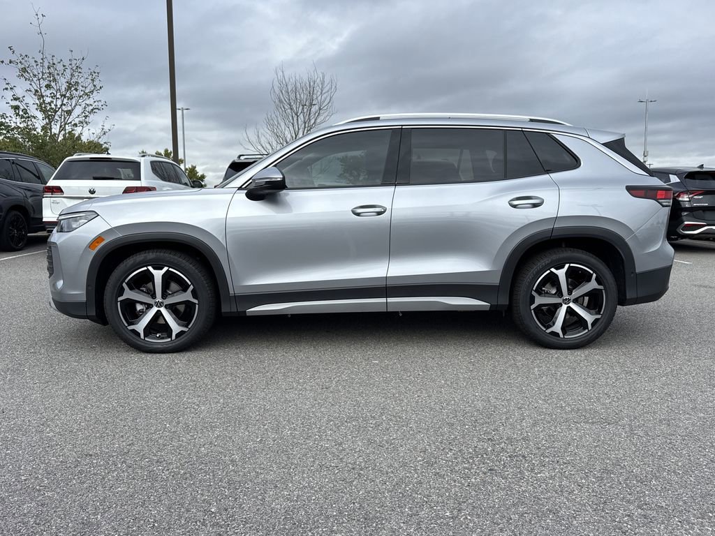 New 2025 Volkswagen Tiguan SE image 2