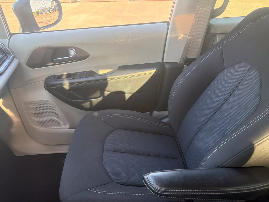 Used 2024 Chrysler Voyager LX FWD image 11