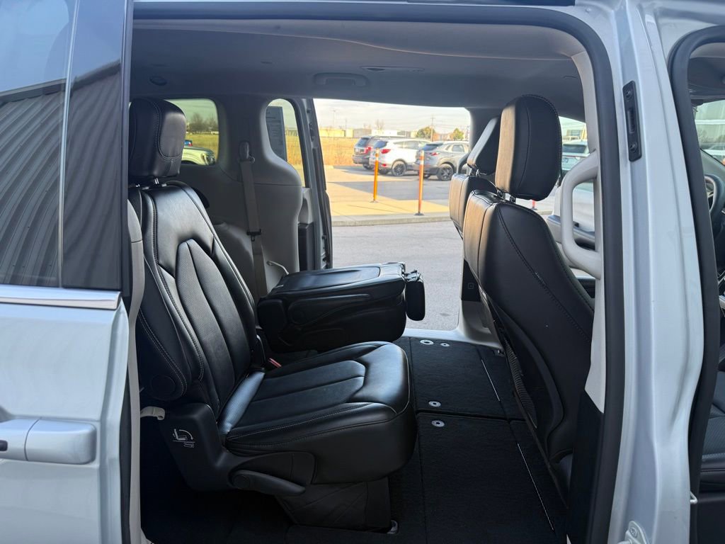 Used 2024 Chrysler Pacifica Touring-L image 19