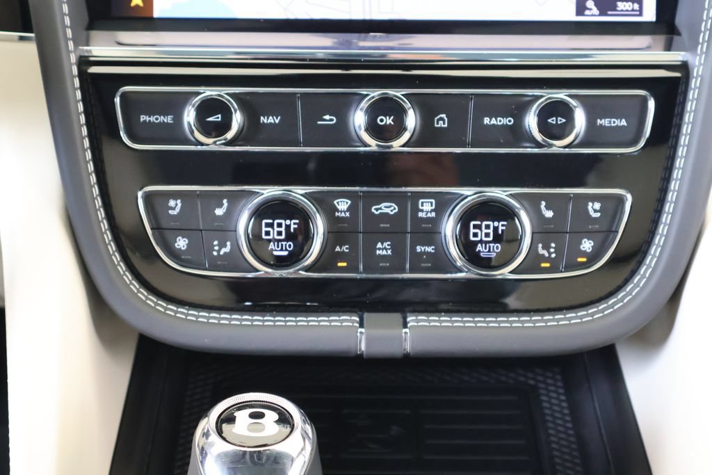 Used 2024 Bentley Bentayga AWD/4WD image 18