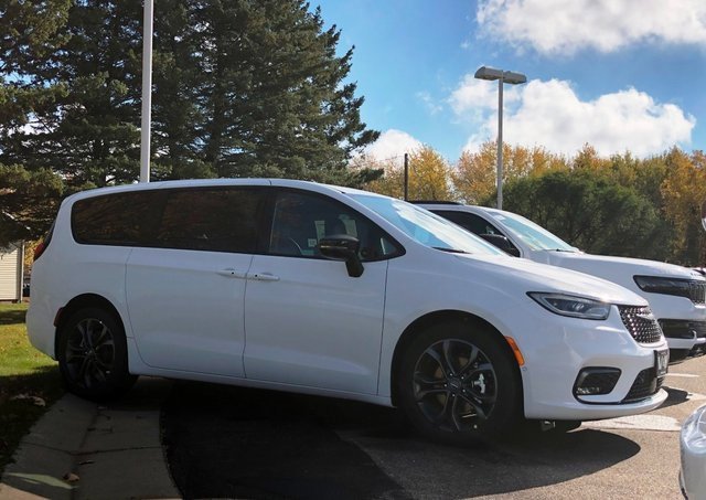New 2026 Chrysler Pacifica Select image 10
