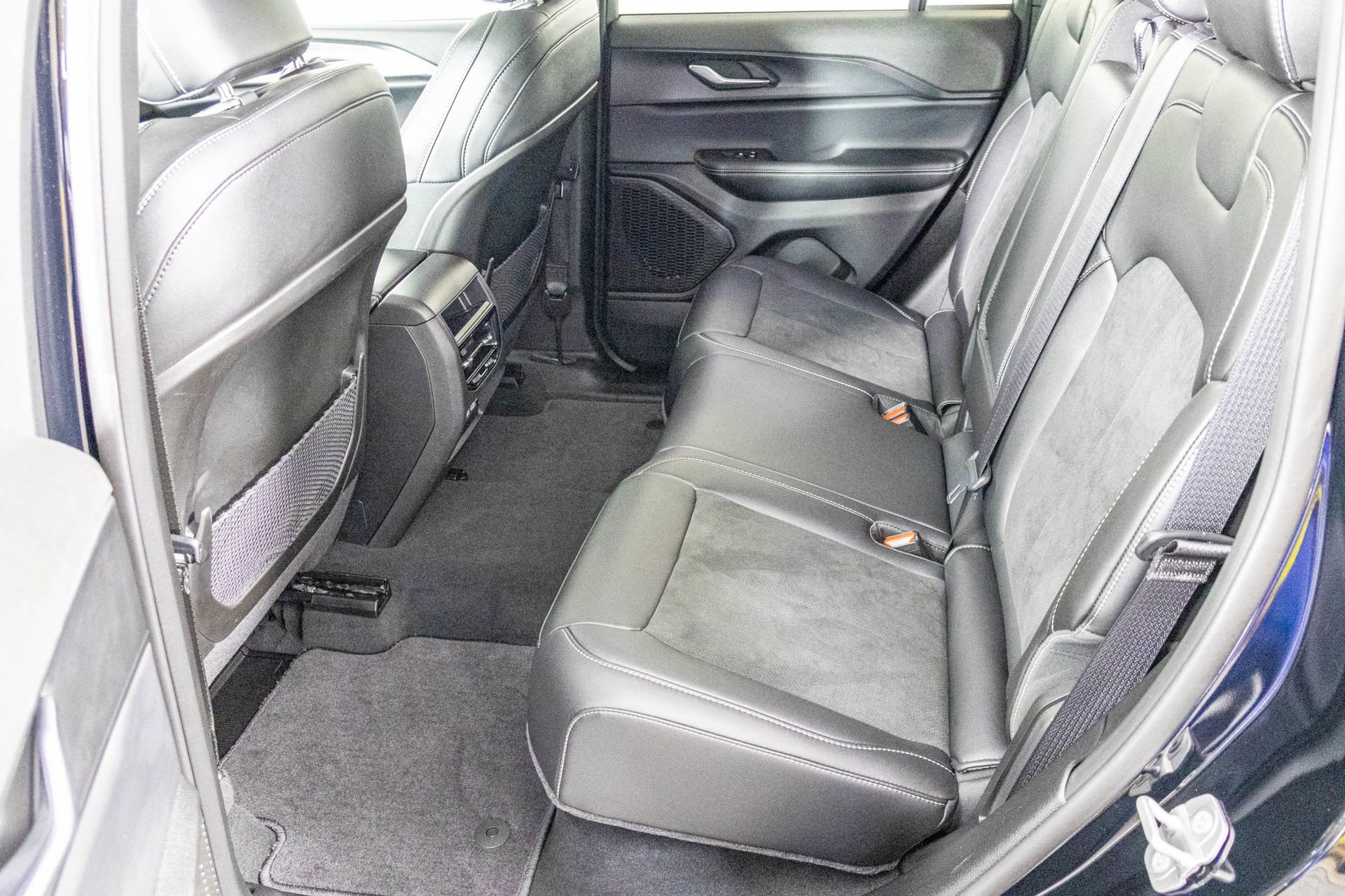 Used 2025 Jeep Grand Cherokee Altitude image 28