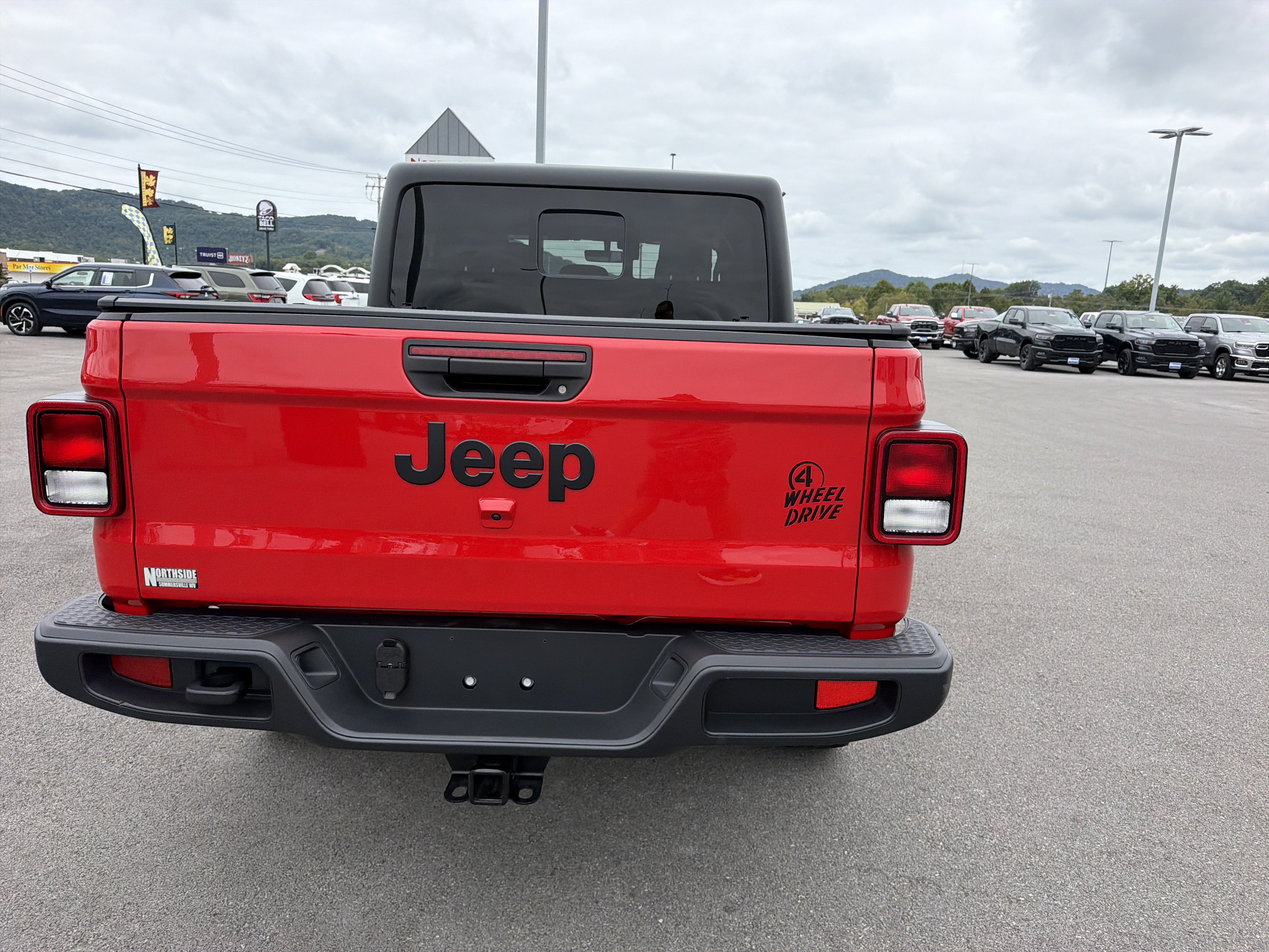 Used 2023 Jeep Gladiator Sport AWD/4WD image 7