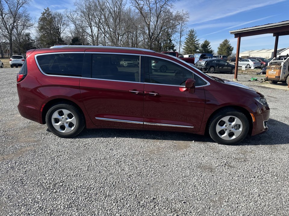 Used 2017 Chrysler Pacifica Touring-L Plus w/ Advanced Safetytec Group FWD image 4