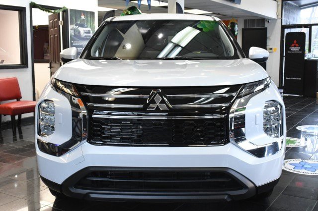 New 2026 Mitsubishi Outlander ES AWD/4WD image 2